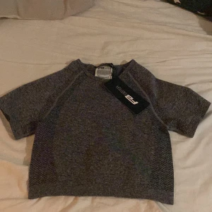 Tränings topp  - Ny tränings topp inte använda bara testad. Prislappen är kvar och den är köpt i Palma hör av dig❣️