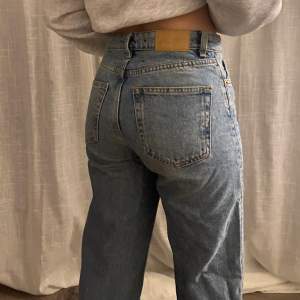 Fina baggy jeans från Monki. Dessa är toppen om man är lite kortare då dem är lite mer ”petite”. Skulle säga midwaist-fit men det kan variera beroende på kroppstyp. Väldigt fräscha jeans i storlek 25. Skriv för fler bilder eller vid frågor🌟