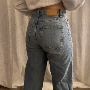 Baggy Jeans - Fina baggy jeans från Monki. Dessa är toppen om man är lite kortare då dem är lite mer ”petite”. Skulle säga midwaist-fit men det kan variera beroende på kroppstyp. Väldigt fräscha jeans i storlek 25. Skriv för fler bilder eller vid frågor🌟