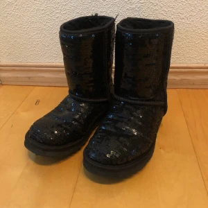 Glittriga Uggs - Glittriga svarta Uggs, bara provade. Storlek 36. 