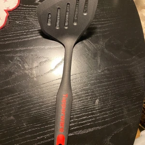 Tupperware bred stekspade 100 kr - Säljer min Tupperware bred stekspade. Köptes i maj på ett party för 179 kr och använts max tre gånger. Den är för stor och jag är pank. Säljs för 100 kr. Finns att hämta i Nacka, Stockholm. Vill du att jag skickar betalar du  frakten.