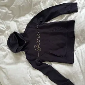 Säljer denna hoodie ifrån gant i storlek 158/164. Den är inte använd alls många gånger och har inga fläckar eller liknande. Skriv vid fler frågor osv.❤️