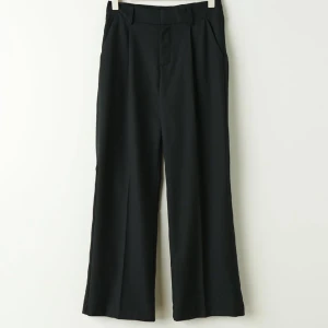 Kostymbyxor  - Super fina kostymbyxor som aldrig är använda, köpte dem i fel strolek så dem sitter lite för tajt för min smak. 