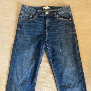 Mörkblå bootcut jeans  - Säljer mina jättefina mörkblå bootcut jeans från Gina! Knappt använda nånting så är i mycket bra skick! För mer mått och bilder kp. OBS! Plaggen tvättas/stryks alltid om det behövs innan jag skickar iväg dom❤️