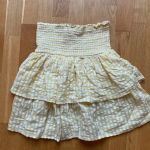 Rutig kjol 💛⭐️ - Super super söt kjol perfekt till exempelvis påsk. Högmidjad och väldig skön ⚡️❤️har en liten brun fläck som förmodligen går att tvätta bort. 