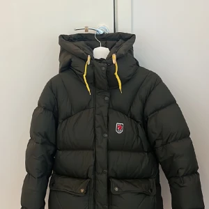 Fjällräven dunjacka - Säljer min FJÄLLRÄVEN EXPEDITION DOWN LITE JACKET. Jackan är i färgen Deep Forest (grön) och i storlek M. Den är köpt på fjällrävens egna hemsida och bild finns på kvitto. Nypris idag är 6.999kr. Mitt pris är 4.500 kr. Pris kan diskuteras vid snabb affär.