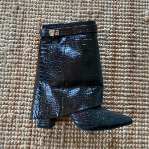 Boots - Riktigt snygga boots, passar perfekt till fest! Säljer pga för små. OBS; HELT OANVÄNDA