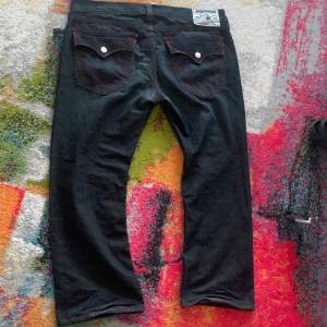 True religion jeans jätte fin design bra straight fit pass form och stora fickor gärna tar emot trades 