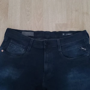 Replay Anbass Jeans - Jeans av märket Replay. Skick: 10/10 Storlek: 32 (kom privat för mått) Passform: Slim. Tveka inte att höra av dig vid frågor!