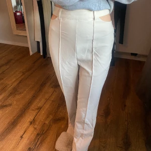 Vita kostymbyxor  - Detta är ett par sköna kostymbyxor ifrån NA-KD i storlek 34.