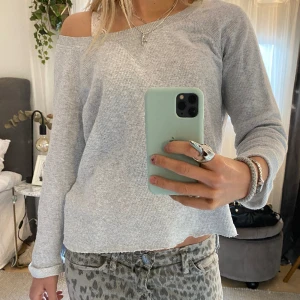 Grå tröja - Så fin grå trekvärtsärmad tröja💘💘