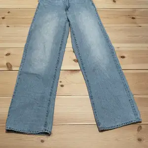 Wide jeans från l 157. De är stora i storleken och skulle säga att det är xs 
