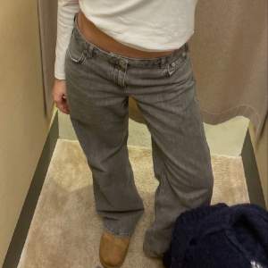 Säljer dessa populära jeans från Gina Tricot som inte kommer till användning. Dem har inga defekter och inte alls använda mycket. Hör av er vid funderingar🫶🏼🫶🏼. (Lånad första bild)