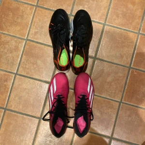 Fotbollskor adidas - 2 par adidas fotbollskor. Ett par minimalt använda ett par nya 