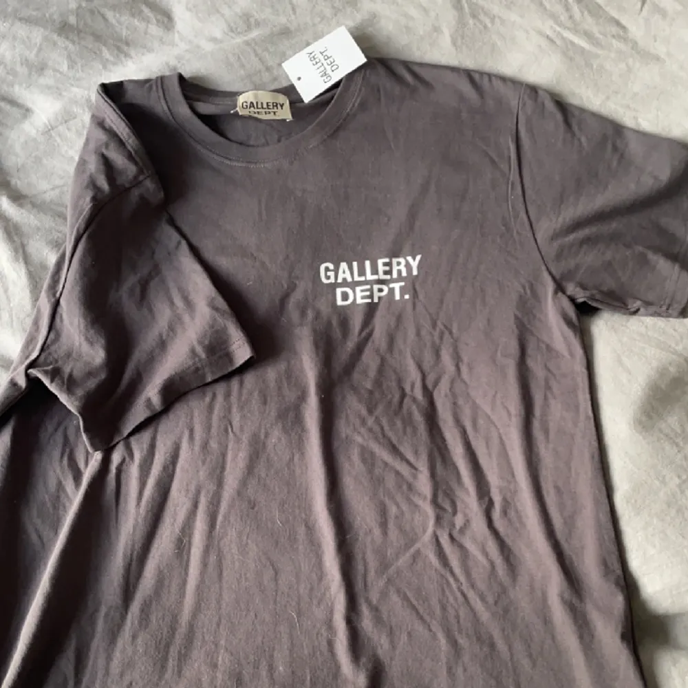 Tjo säljer min oanvända Gallery dept tröja då den inte är min stil, bästa priset ni kan hitta för kvaliten på tröjan! Storlek M och skicket är 10/10! Fet grå färg o jag skickar den inom 24h efter du betalat!. T-shirts.