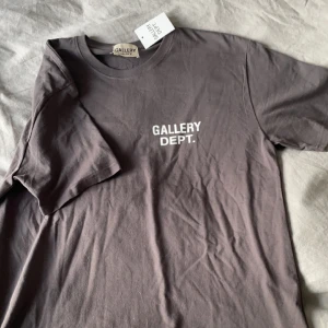 Gallery dept tshirt - Tjo säljer min oanvända Gallery dept tröja då den inte är min stil, bästa priset ni kan hitta för kvaliten på tröjan! Storlek M och skicket är 10/10! Fet grå färg o jag skickar den inom 24h efter du betalat!