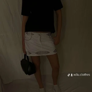 Jätte snygg vintage kjol  - Jätte fin vit vintage kjol med fina silver ish detaljer