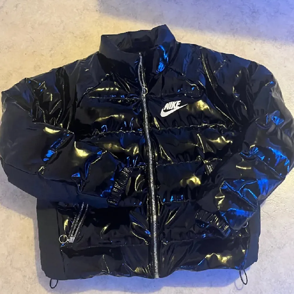 Vintage stil ”Nike Icon Clash Puffer jacket” - köptes för 1500kr och använts fåtal gånger. Storlek Small, Jätte varm o skön på insidan. Skriv gärna vid fler frågor 😊 . Jackor.