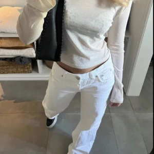 Jeans - Vita jeans från weekday i den populära modellen arrow low! (Alla bilder är lånade pga för små på mig) Knappt använda😍 26/32 men jag upplever att de är små i storleken