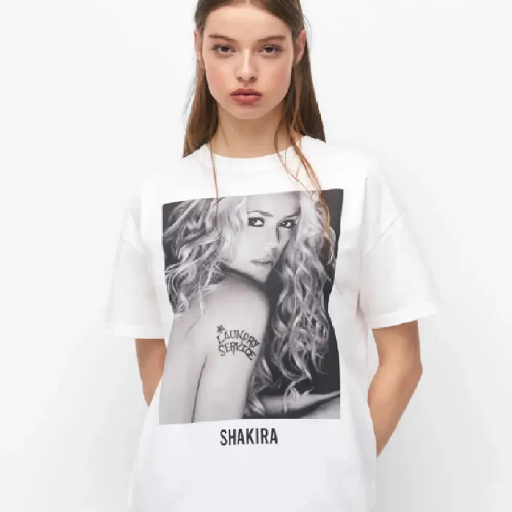 Shakira, nytt skick, superfin . T-shirts.