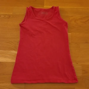 Rosa linne - Mörkrosa linne i storlek 134/140. 💕