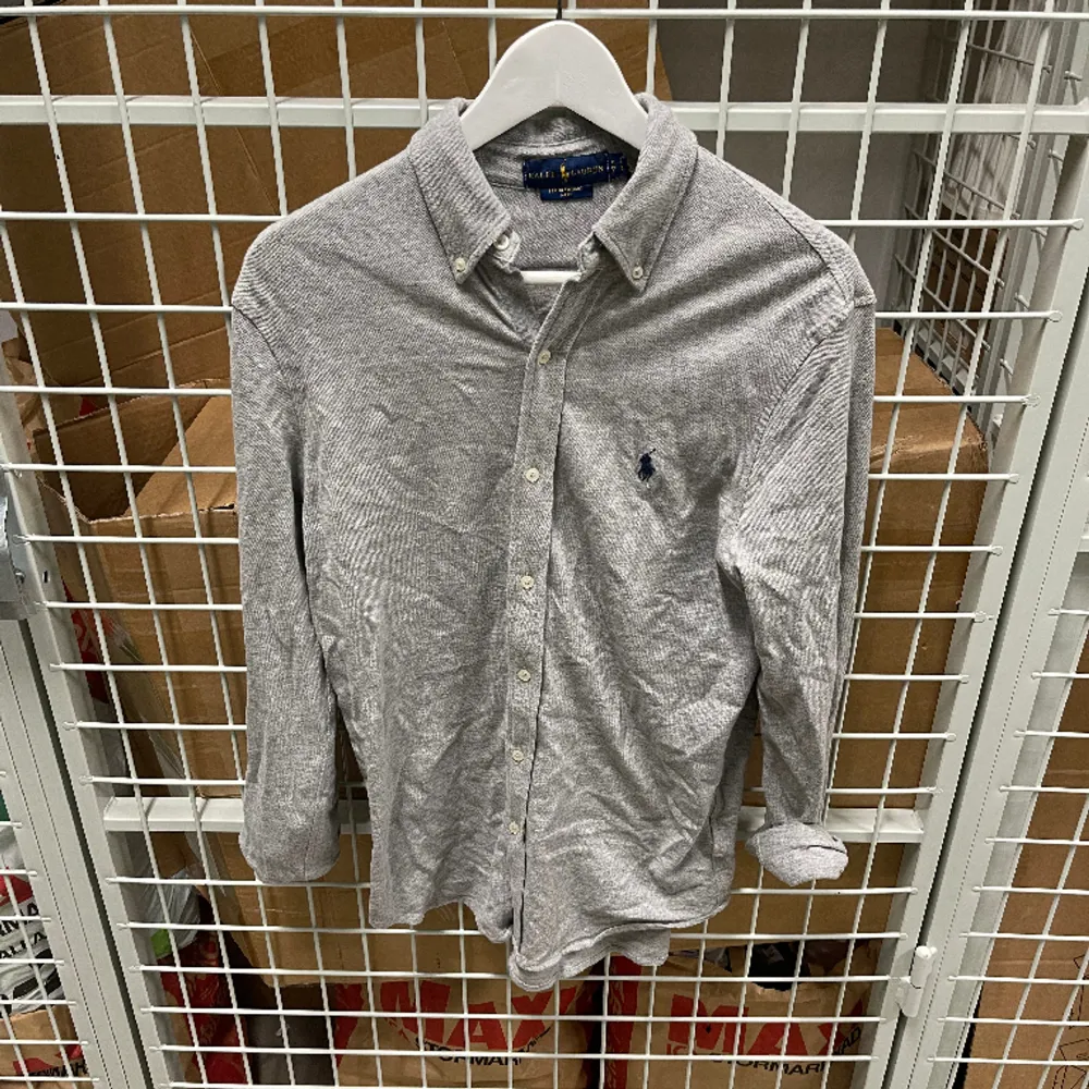 Säljer denna snygga raffe skjorta i topp skick, storlek S. Skjortor.