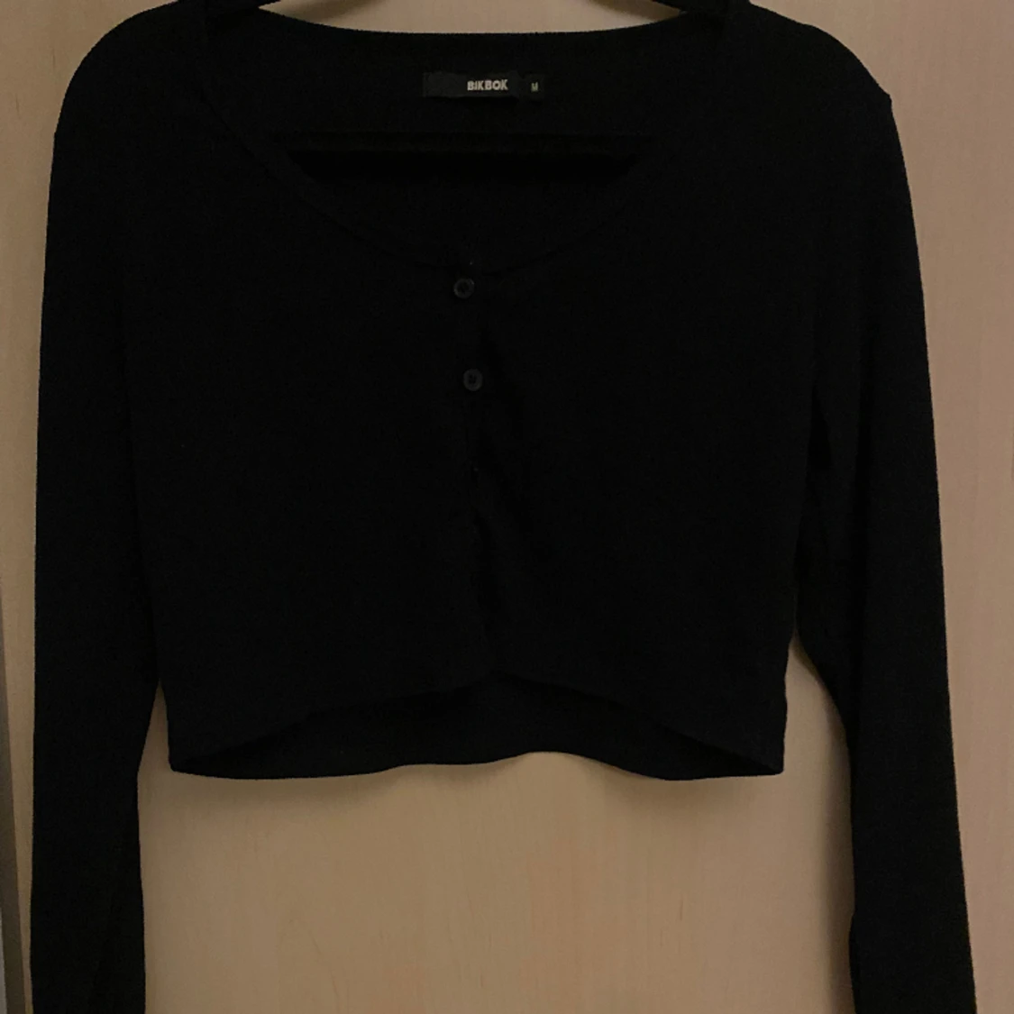 Svart croptop med knappar - 90