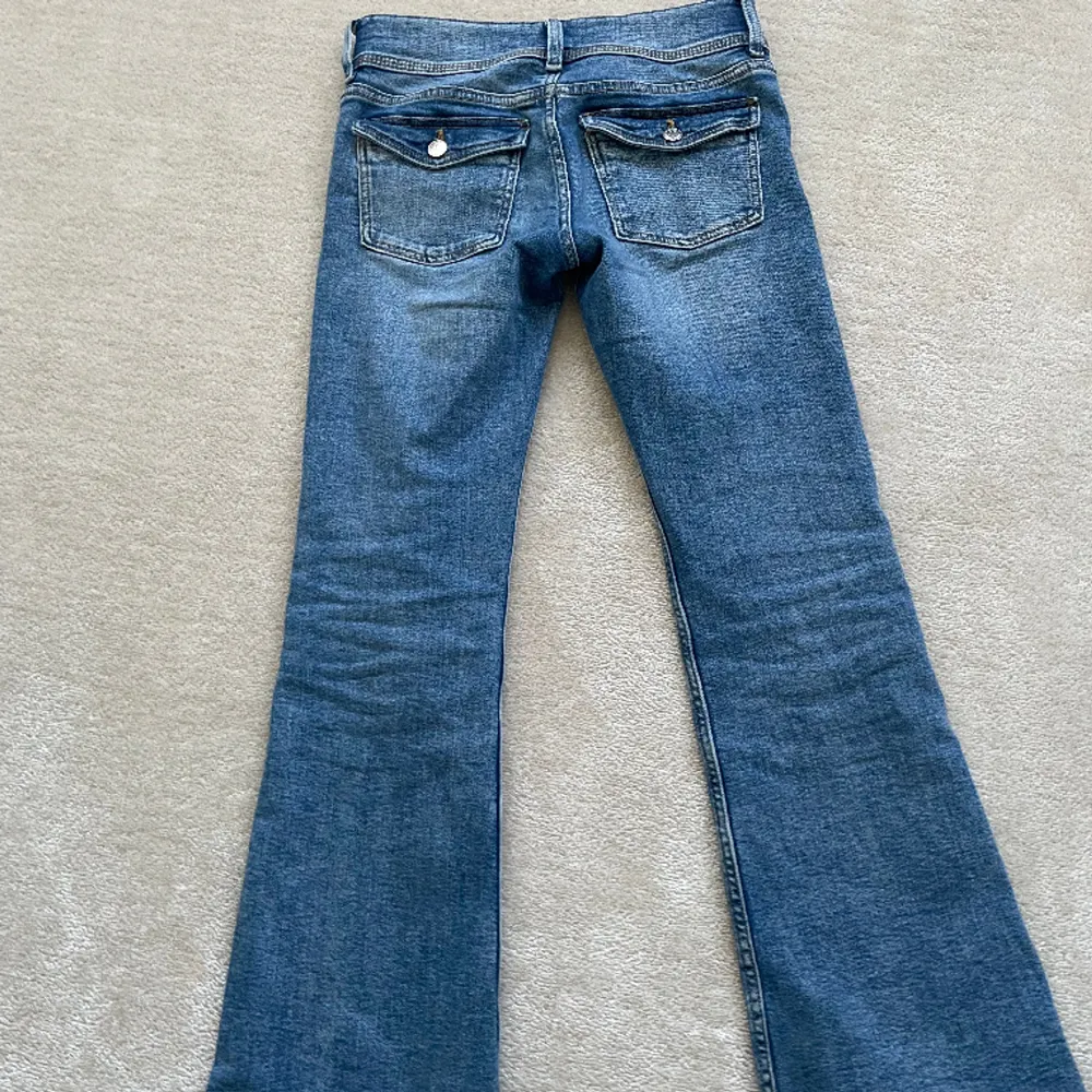 Snygga lowwaist, bootcut jeans från Gina Young med fickor bak, passar mig som är ca 160. Slutsålda på deras hemsida, skriv för mer info💕. Jeans & Byxor.