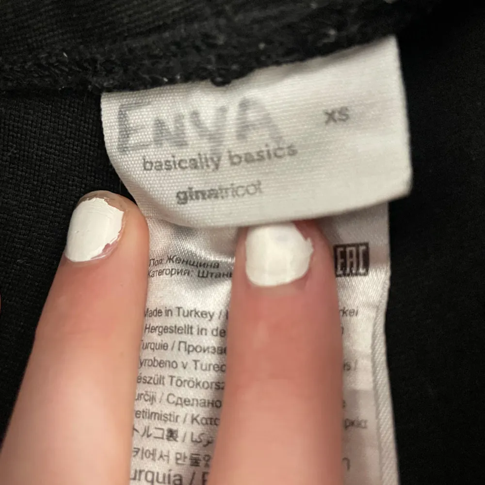 Storlek xs, sköna + fina, tajta, mitt namn står i dom men kan strycka över det! Ifrån Gina tricot. Säljs pga att jag inte använder de!. Jeans & Byxor.