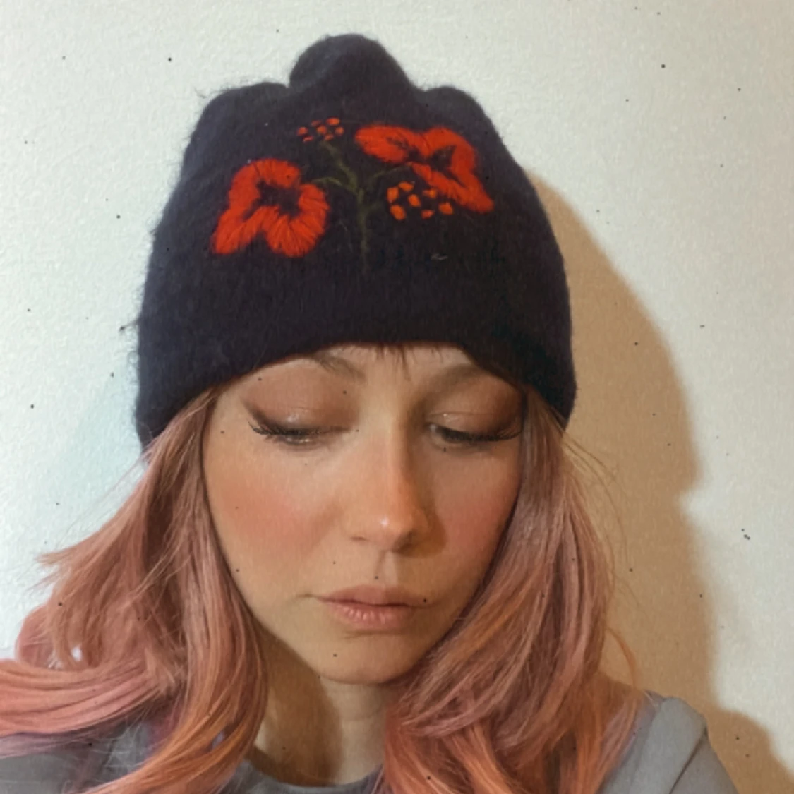 Handgjord Broderad mössa i ull 