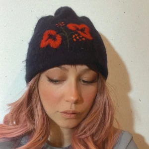 Handgjord Broderad mössa i ull  - Handgjord broderad mössa i ull. 