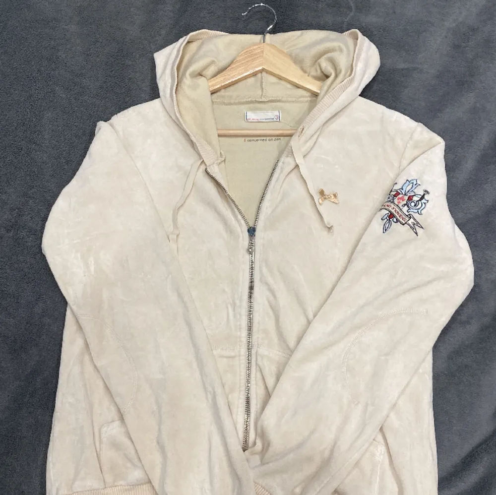 Detta är en jättefin odd molly velour zip hoodie som är jättemysig med några få detaljer.. Tröjor & Koftor.