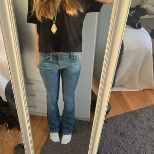 Blå jeans - Mellanblå lågmidjade jeans som är såå snygga❤️ skriv för fler bilder eller om du vill köpa!