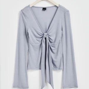 Blå topp - Jätte fin blå knyttopp ifrån gina, typ helt ny. Kände att jag inte riktigt passa i färgen därför säljer jag den. Nypris 299kr. För fler bilder eller frågor kom privat.