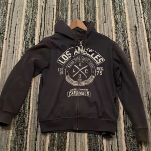 Zip huddie - Bra skick används aldrig längre därför säljer jag!💖