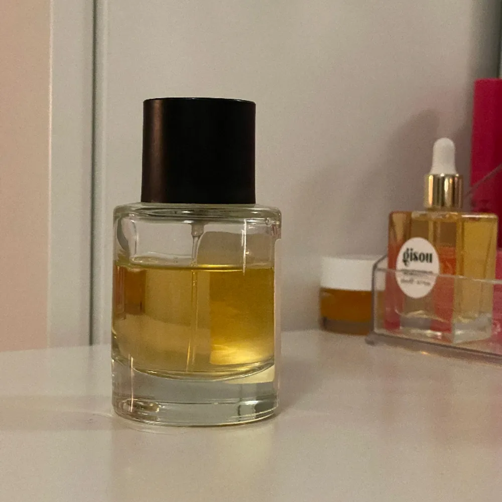 Supergod essnce parfym inspirerad av doften ”Good girl” av Carolina Herrera. (Org pris 360kr) Den är 30 ml och ungenfär en fjärdedel är använd.🥰 (Säljer pga av att jag har för många parfymer). Övrigt.
