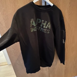 Alpha industries tröja - Säljer denna alpha industries tröja