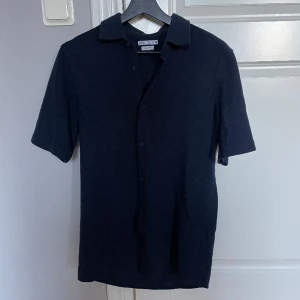 Mörkblå kortärmad zara skjorta - Tja! Säljer nu min mörkblå kortärmade skjorta från Zara. Storlek: S. Skick: 9,5/10, bara använd ett fåtal gånger. Nypris: 430kr, köpt i butiken i Monaco🇲🇨. Kontakta mig för fler bilder eller info!