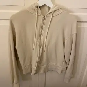 Säljer denna beige Zip-hoodie på den inte används. Knappt använd/nyskick💕