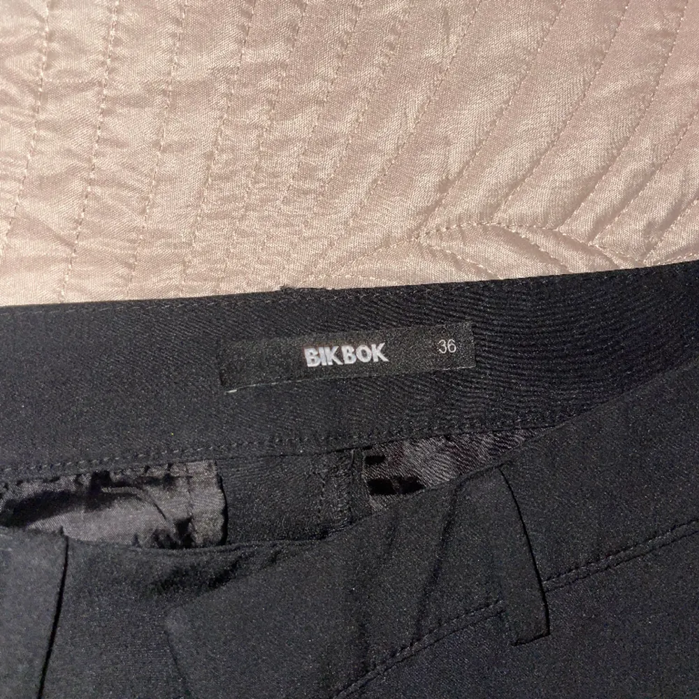 Svarta kostymbyxor från bikbok i storlek 36, knappt använda🤍. Jeans & Byxor.