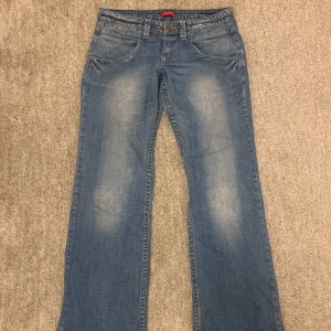 lågmidjade jeans - As snygga lågmidjade jeans, på mig som har va 80 i midjemått sitter dom baggy men ändå lågmidjat vilket är skit snyggt. Dom har en blekningsfläck på baksidan utav knäet💗 Hör av dig vid frågor eller om fler bilder, priset går alltid att diskutera!💗