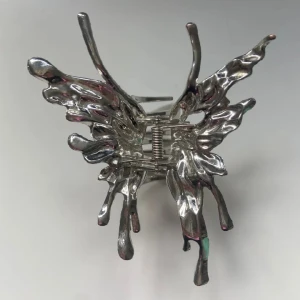 Y2k Fjäril Hårklämma - Väldigt unik designer hårklämma som jag fätt väldigt många komplimanger på. Från märket Sumiyaki. Skick: Nyskick!