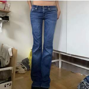 Supersnygga lågmidjade jeans ifrån 7 all man kind! Säljer då de inte kommer till användning❤️❤️ De är i storlek 34 men de skulle passa 32 och med tanke på att det finns lite stretch så passar de även 36! Priset är disskuterbart🤗❤️ Innerbenslängen är ca 83cm!