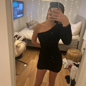 Glittrig one shoulder klänning🖤✨ - Superfin klänning som tyvärr aldrig kommer till användning längre, den är perfekt längd och är i petite s💞 tveka inte att höra av er vid frågor eller liknande😊