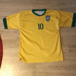 Brasilien fotbollströja neymar jr - Den är bra skick inga defekter 