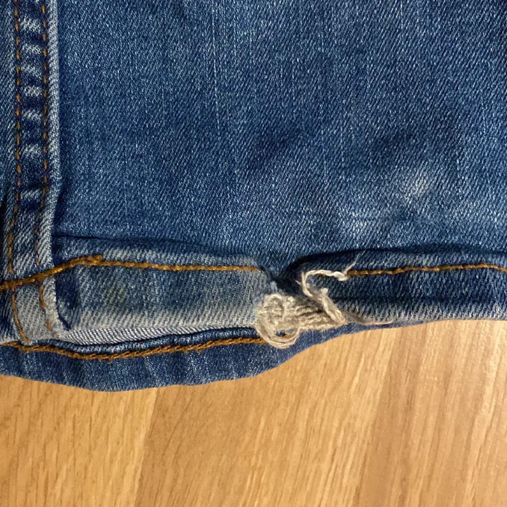 Bootcut jeans, använda ca 2-3 gånger. Lite för långa för mig som är 163 cm. Minimalt slitage på ena byxbenet🤍. Jeans & Byxor.