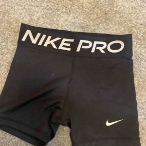 Nike PRO shorts  - Ett par fina tränings shorts i storleken s i barn💓