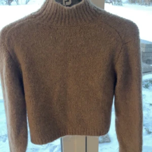 Stickad tröja  - Säljer denna jättefina stickade tröjan som aldrig är använd från zara! ❤️