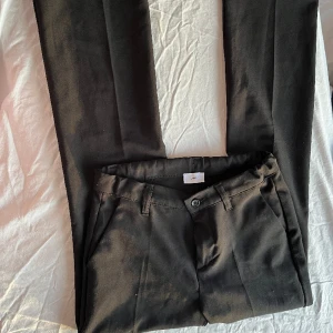 Kostymbyxor - Mid waist kostymbyxor i super bra skick! Köpta för 599kr💞 Super fina med bra material som passar till mycket👏🏻 Skriv privat om fler bilder eller annat💞Säljer då dem är för små.