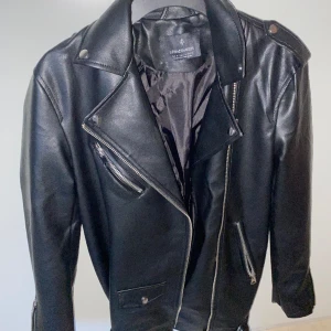 Skinnjacka  - Säljer min helt nya skinnjacka från stradivarius<3  Den är inte min stil länge och har en overisze fit!! Köptes för  450kr och säljer för 200kr ink frakt<3 Fråga om fler bilder och pris kan diskuteras :3 <3333